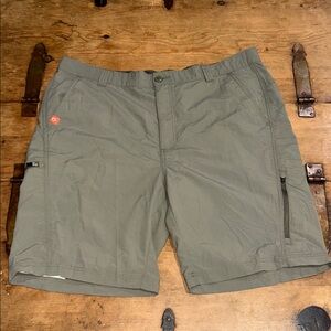 The American Outdoorsman Olive Green Hybrid Shorts Size X-Large